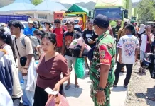 Babinsa Pantau Arus Penumpang Feri di Pelabuhan Nangakeo