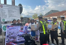Satlantas Polres Ende Bagikan Sembako kepada Ojek dan Warga