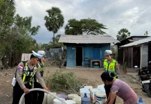 Kesulitan Air, Satlantas Polres Mabar Salurkan 10.000 Liter Air untuk Warga
