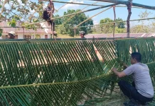 Rusak Akibat Gempa, Polsek Macang Pacar dan Warga Bangun Kelas Darurat