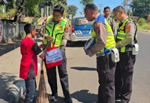 Satlantas Polres Sikka Salurkan Bantuan lewat Peduli Kasih