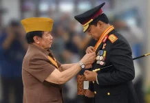 Kapolda NTT Terima Bintang Kehormatan dari LVRI