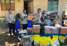 Polres Ende Salurkan Bansos bagi Warga Terdampak Gempa Bumi di Kelurahan Kota Ratu