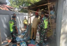 TNI Dampingi Penertiban Pasar Wolowona Ende