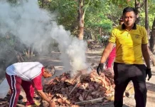 TNI Polri Bersihkan Pantai Kita jelang HUT TNI