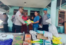 Polda NTT dan Polres Ende Salurkan Sembako bagi Warga Korban Gempa di Pulau Ende
