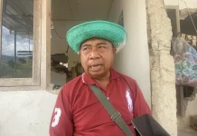 Depan Rumah Rusak akibat Gempa, Hironimus Tetap Bertahan Berjualan