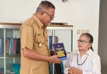 Keluarga Hibahkan Buku Pribadi Mantan Bupati Sikka