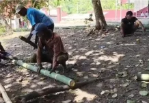 Guru dan Orang Tua Bangun Kelas Darurat SDN Oka