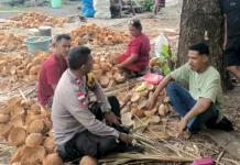 Jaga Kamtibmas, Bhabinkamtibmas Desa Hurung Rangkul Warga lewat Dialog