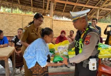 Polres Ende Salurkan Sembako untuk Warga Korban Gempa di Roworena
