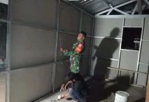 TNI dan Warga Gotong Royong Bangun Huntara Korban Gempa