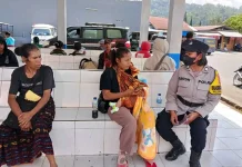 Bhabinkamtibmas Bajawa Ajak Warga Jaga Kamtibmas di Kawasan Terminal