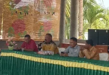 Ambrosius Reda Salurkan Bantuan kepada SMA Negeri 1 Ende