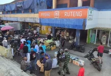 Kodim Manggarai Bersihkan Sampah di Pasar Ruteng, Ajak Warga Peduli Lingkungan