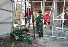 Babinsa Wolowaru Bangun Huntara Korban Rumah Ambruk
