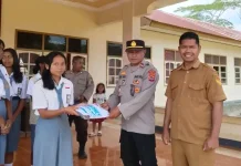 Polres Ngada Salurkan Bantuan Seragam Pelajar Pascagempa di SMAK Thomas Aquino
