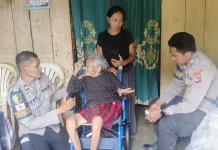Divisi Humas Polri Salurkan Bantuan Alat Gerak dan Sembako Korban Gempa Manggarai