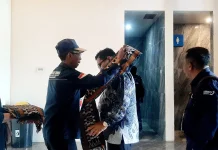Tiba di Ende, Direktur UT Kupang Disambut Selendang Tenun Lio