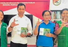 Youth FREN Serahkan Buku ke Perpustakaan Sikka