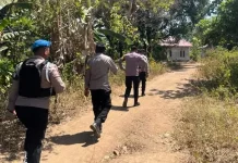 Patroli Jalan Kaki di Desa Waiburak , BKO Polres Flotim Titip Pesan Jaga Kedamaian