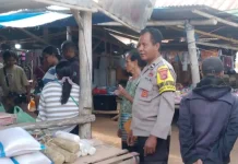 Bhabinkamtibmas Pantau Harga dan Kamtibmas Pasar Riung