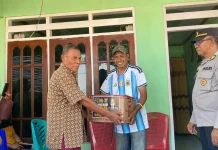 Polres Ende Salurkan Bantuan untuk Warga Terdampak Gempa di Kelurahan Onekore