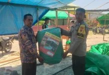 Polres Manggarai Salurkan Bantuan Terpal Bagi MAN 1 Manggarai