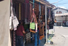 Pedagang Tenun Ende Minta Penertiban Jangan Pilih Kasih