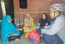 Kapolsek Ende Gowes Anjangsana, Salurkan Sembako Kepada Lansia Terdampak Gempa