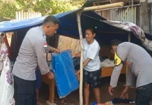 Bhabinkamtibmas Polsek Reo Sambangi Korban Gempa dan Salurkan Bantuan