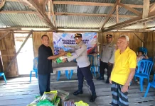 Polres Ende Salurkan Bansos untuk Warga Terdampak Gempa di Kelurahan Onelako