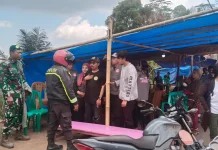 Babinsa Koramil Ruteng Dampingi Relawan Untag Surabaya di Kampung Lehot