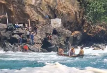 Polres Ende Tembus Laut dan Bukit, Antar Bantuan ke Desa Nila