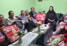 TP PKK Manggarai Dukung Lansia Produktif Pengrajin Tikar