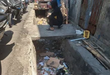 Pengunjung Keluhkan Sampah di Drainase Pasar Mbongawani