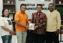 Ketua DPRD Sikka Serahkan Buku Karya Penulis Lokal
