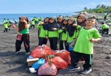 Tanamkan Nilai Ekoteologi, Ratusan Murid MTsN 3 Ende Bersihkan Pantai Anaraja