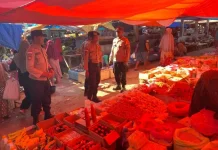 Polsek Riung Pantau Harga dan Stok Sembako di Pasar