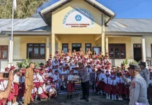 Polres Ngada Salurkan Bantuan Alat Tulis dari Sumba Timur
