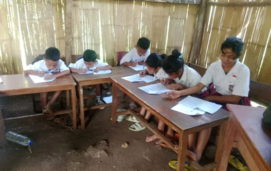 Siswa SDN Rabok Bertahan di Bangunan Nyaris Roboh