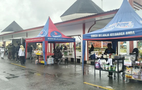 Warga Ruteng Serbu Pasar Murah meski Cuaca Hujan