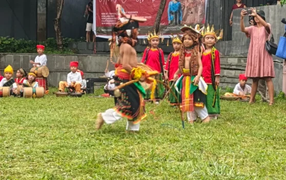 100 Anak Labuan Bajo Tampilkan Caci dan Sanda di Gua Batu Cermin