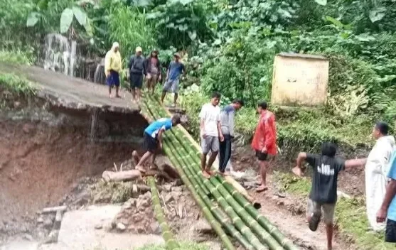 Hujan Deras Putuskan Akses Jalan Lisende Kotabaru Lepkes
