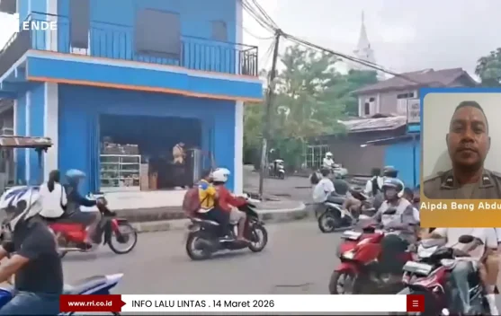 Polisi Pantau Lalu Lintas Pagi di Kota Ende