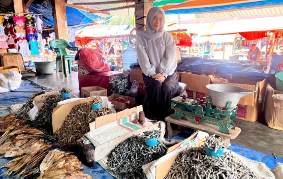 Dari Duka Menjadi Kekuatan, Nurhalizah Sukses Kembangkan Usaha Ikan Kering Keluar