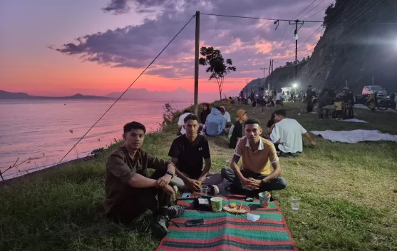Nikmati Sunset di Pantai Ndao, Pengunjung Dorong Penataan Pedagang dan Parkir