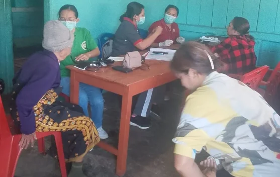 Babinsa Koramil Ruteng Dampingi Cek Kesehatan Gratis bagi Warga Kelurahan Pitak