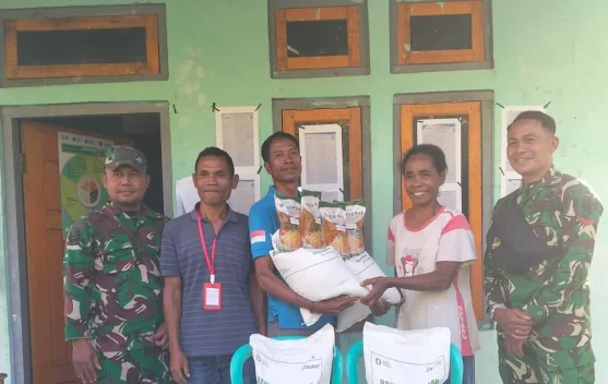 Babinsa Elar Kawal Penyaluran Bantuan Pangan BULOG di Empat Desa