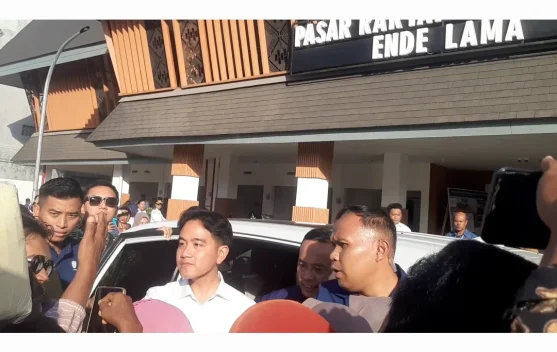 Warga Antusias Menyambut Kedatangan Wapres Gibran di Pasar Mbongawani